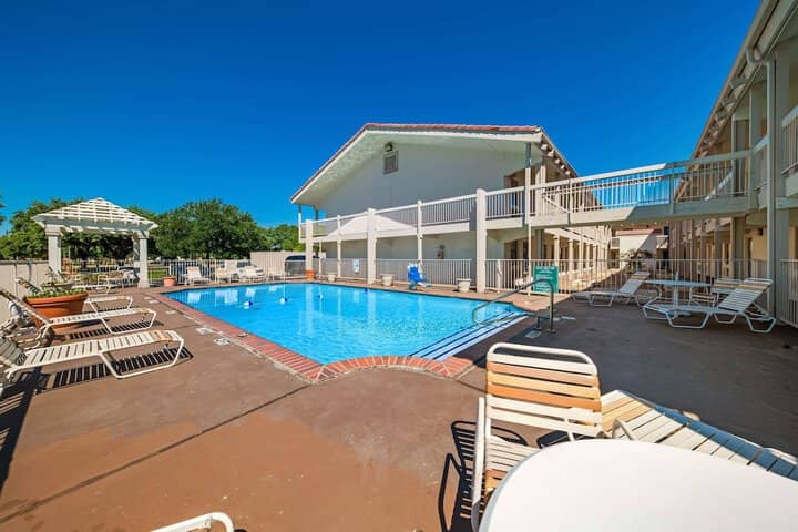 Pool 20 of 31